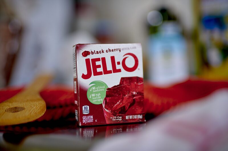 Alimentos processados como gelatinas utilizam corantes sintéticos para dar uma aparência que atrai consumidores Alimentos processados como gelatinas utilizam corantes sintéticos para dar uma aparência que atrai consumidores