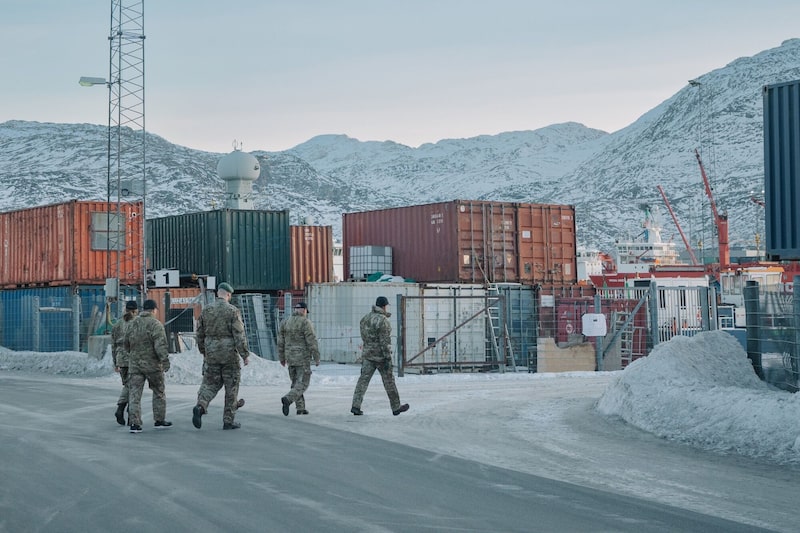 Un grupo de soldados daneses en el puerto de Nuuk, Groenlandia. Un grupo de soldados daneses en el puerto de Nuuk, Groenlandia.