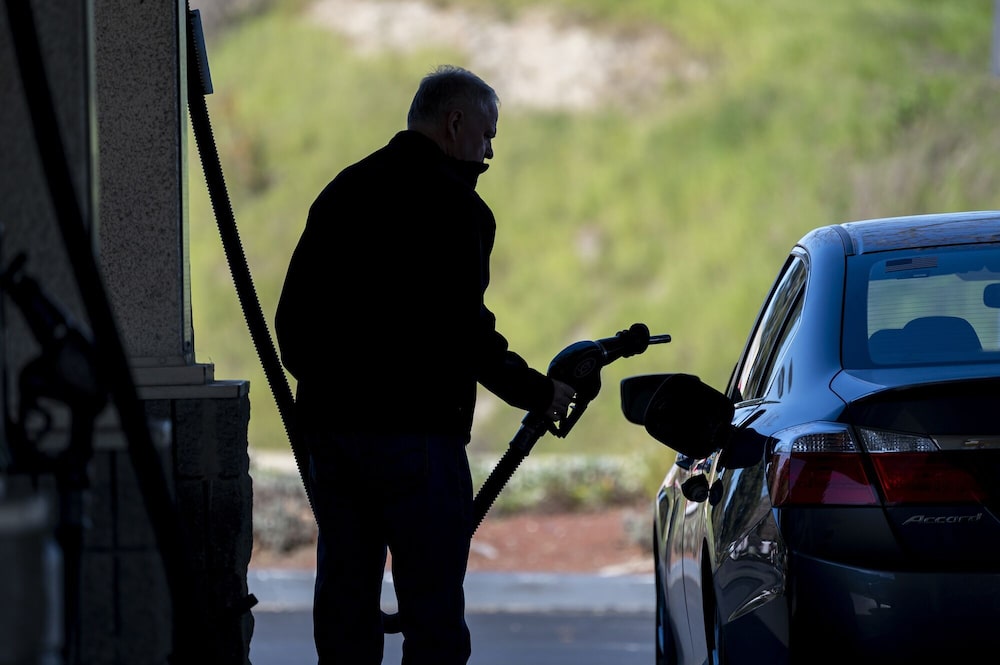 Un cliente carga gasolina en una estación de servicio en Hercules, California, EE.UU. Un cliente carga gasolina en una estación de servicio en Hercules, California, EE.UU.