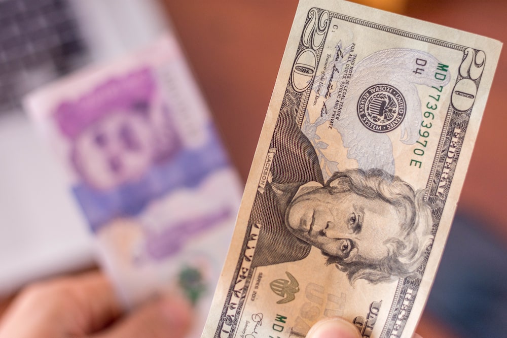 Un billete de US$20 frente a billetes colombianos, en medio de los movimientos recientes del dólar frente al peso. Un billete de US$20 frente a billetes colombianos, en medio de los movimientos recientes del dólar frente al peso.