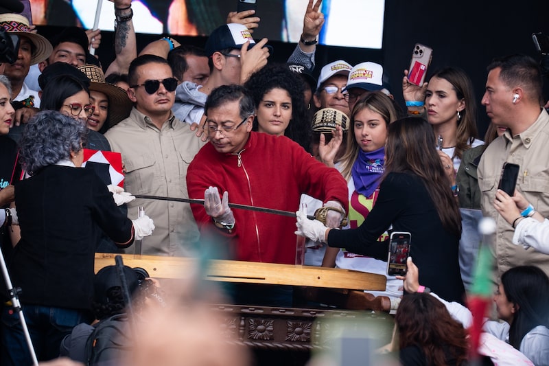 El presidente Petro celebra una manifestación en apoyo al proyecto de ley sobre el referéndum sobre los derechos laborales. El presidente Petro celebra una manifestación en apoyo al proyecto de ley sobre el referéndum sobre los derechos laborales.
