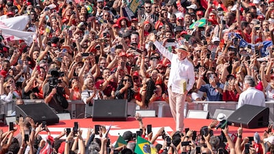 Lula e Flávio Bolsonaro dão largada a campanhas presidenciais em seus redutos políticos Lula e Flávio Bolsonaro dão largada a campanhas presidenciais em seus redutos políticos
