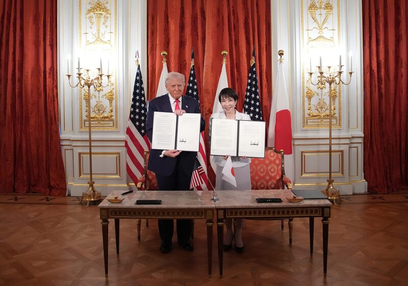 Donald Trump, a la izquierda, y Sanae Takaichi muestran el acuerdo firmado en una reunión celebrada en el Palacio Akasaka, en Tokio (Japón), el 28 de octubre.
Foto: Andrew Harnik/Getty Images Donald Trump, a la izquierda, y Sanae Takaichi muestran el acuerdo firmado en una reunión celebrada en el Palacio Akasaka, en Tokio (Japón), el 28 de octubre.
Foto: Andrew Harnik/Getty Images