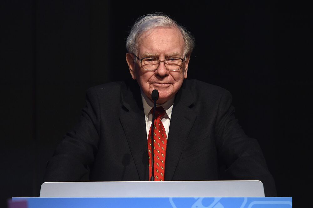 Buffett destaca cómo el azar influye en el destino personal y financiero, cuestionando la idea de una meritocracia pura. Buffett destaca cómo el azar influye en el destino personal y financiero, cuestionando la idea de una meritocracia pura.