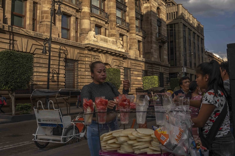 A street vendor in front of the Bank of Mexico (Banxico) in Mexico City, Mexico, on Wednesday, Dec. 21, 2022. The National Institute of Statistics and Geography (INEGI) is scheduled to release monthly GDP figures on December 23. Photographer: Alejandro Cegarra/Bloomberg A street vendor in front of the Bank of Mexico (Banxico) in Mexico City, Mexico, on Wednesday, Dec. 21, 2022. The National Institute of Statistics and Geography (INEGI) is scheduled to release monthly GDP figures on December 23. Photographer: Alejandro Cegarra/Bloomberg