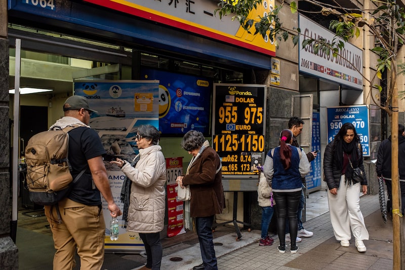Foreign exchange rates at a currency exchange house in Santiago Foreign exchange rates at a currency exchange house in Santiago