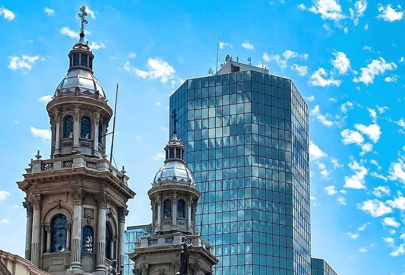 Los detalles de la fachada neoclásica de la Catedral Metropolitana de Santiago, en Chile. Los detalles de la fachada neoclásica de la Catedral Metropolitana de Santiago, en Chile.