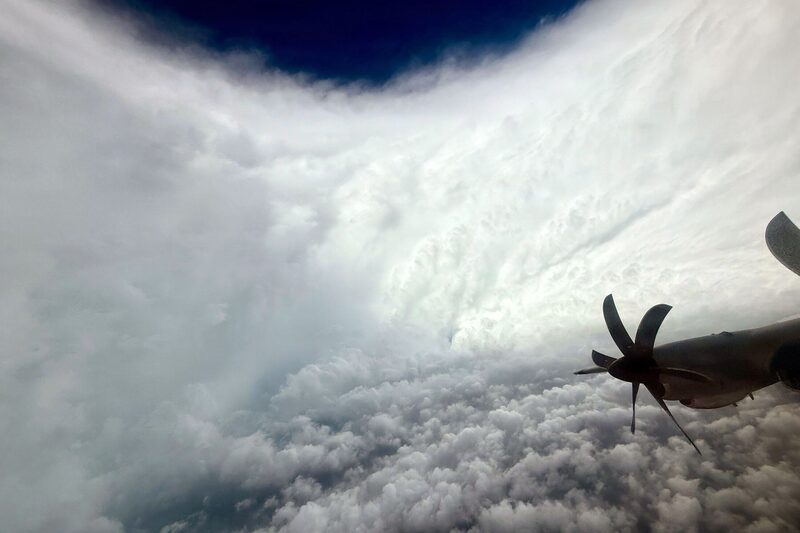 En esta imagen difundida por la Fuerza Aérea de los Estados Unidos, una tripulación vuela a través del huracán Melissa, sobre el mar Caribe, el 27 de octubre. En esta imagen difundida por la Fuerza Aérea de los Estados Unidos, una tripulación vuela a través del huracán Melissa, sobre el mar Caribe, el 27 de octubre.