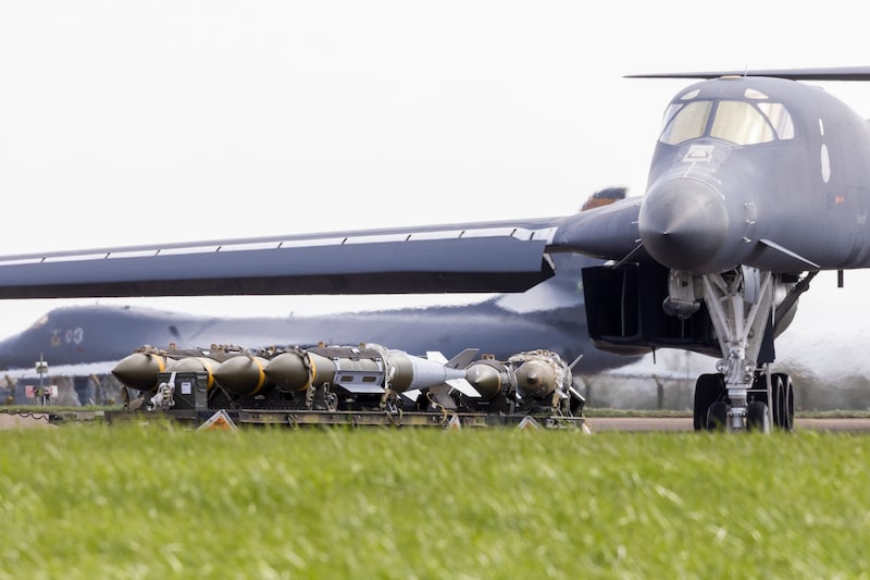 Suiza suspende exportación de armas a Estados Unidos por guerra con Irán. Suiza suspende exportación de armas a Estados Unidos por guerra con Irán.