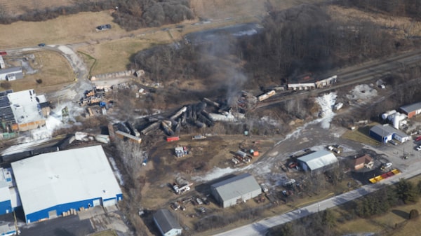 Acidente de trem nos EUA revela lado menos conhecido da indústria de plástico Acidente de trem nos EUA revela lado menos conhecido da indústria de plástico