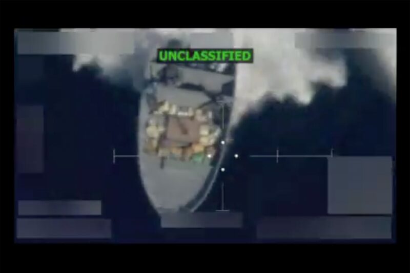 Una captura de pantalla de un video publicado en la cuenta X del secretario Pete Hegseth el 10 de noviembre, de un ataque estadounidense contra un barco en el Pacífico oriental durante el fin de semana. Foto: Pete Hegseth/X Una captura de pantalla de un video publicado en la cuenta X del secretario Pete Hegseth el 10 de noviembre, de un ataque estadounidense contra un barco en el Pacífico oriental durante el fin de semana. Foto: Pete Hegseth/X