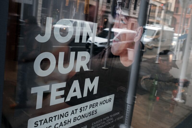 Un cartel de "se busca empleado" en una tienda de Manhattan el 06 de mayo de 2022 en la ciudad de Nueva York. Un cartel de "se busca empleado" en una tienda de Manhattan el 06 de mayo de 2022 en la ciudad de Nueva York.