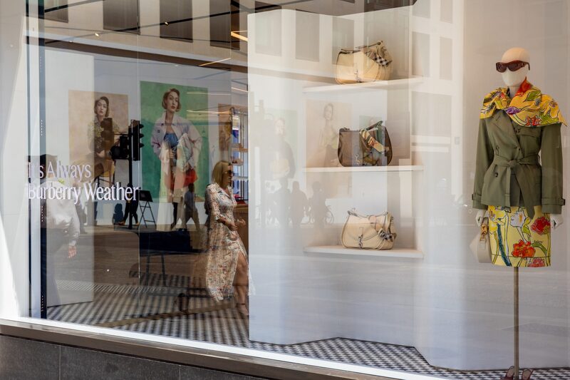 Schulman también está intentando recuperar el atractivo de Burberry entre los llamados consumidores aspiracionales. Schulman también está intentando recuperar el atractivo de Burberry entre los llamados consumidores aspiracionales.