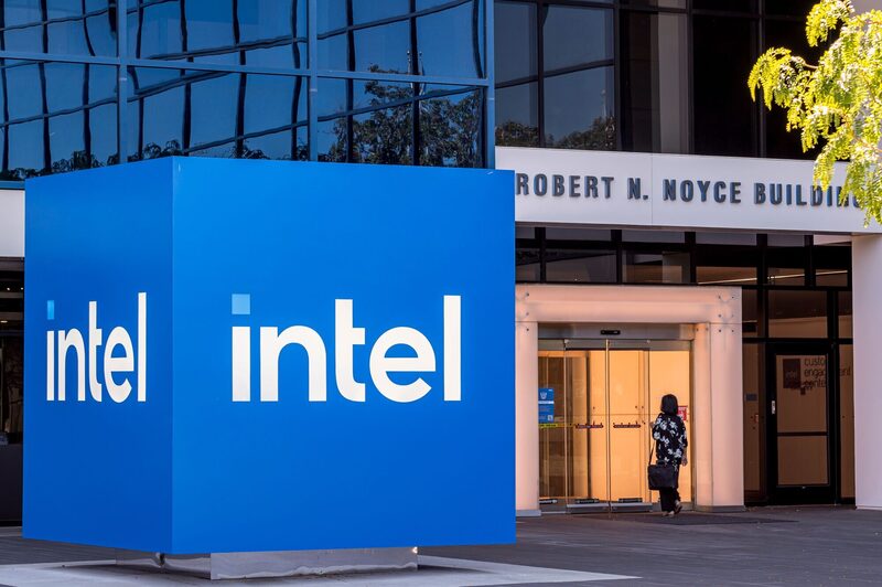 Sede da Intel em Santa Clara, na Califórnia: empresa enfrenta um período turbulento diante da preocupação de investidores de que ela estaria perdendo sua vantagem tecnológica. (Foto: David Paul Morris/Bloomberg) Sede da Intel em Santa Clara, na Califórnia: empresa enfrenta um período turbulento diante da preocupação de investidores de que ela estaria perdendo sua vantagem tecnológica. (Foto: David Paul Morris/Bloomberg)
