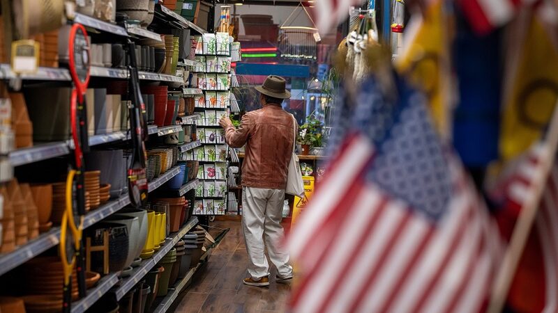 Uma consumidora observa sementes de plantas em uma loja em San Francisco, Califórnia, EUA, na segunda-feira, 6 de janeiro de 2025 Uma consumidora observa sementes de plantas em uma loja em San Francisco, Califórnia, EUA, na segunda-feira, 6 de janeiro de 2025
