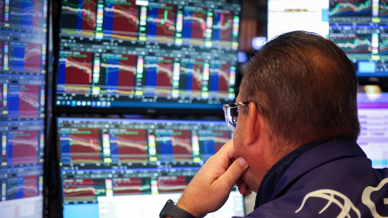 Disputa Trump-UE gera especulação sobre uso de US$ 10 tri em títulos e ações dos EUA Disputa Trump-UE gera especulação sobre uso de US$ 10 tri em títulos e ações dos EUA