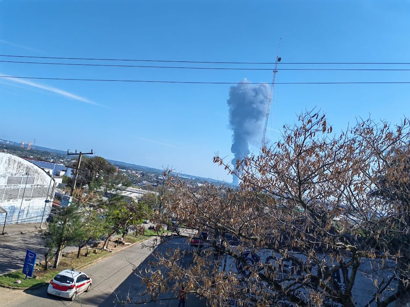 Nube de humo vista a kilómetros de distancia del municipio de Ixhuatlán del Sureste (Fuente: Secretaría de Protección Civil de Veracruz) Nube de humo vista a kilómetros de distancia del municipio de Ixhuatlán del Sureste (Fuente: Secretaría de Protección Civil de Veracruz)