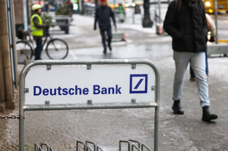 El logotipo de Deutsche Bank en el centro de Berlín, Alemania. El logotipo de Deutsche Bank en el centro de Berlín, Alemania.