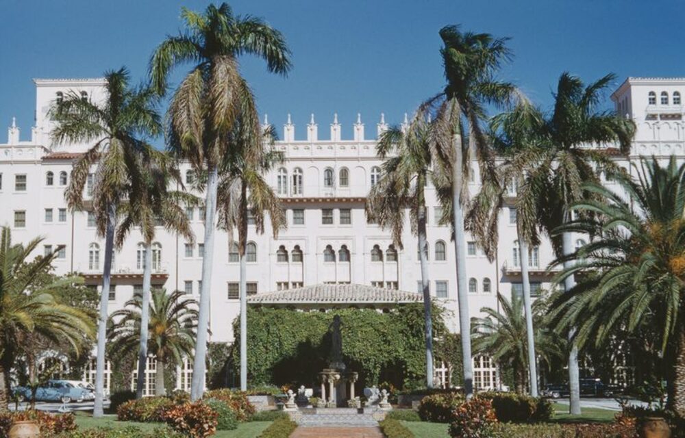 Foto antigua de The Boca Raton Resort and Club cerca de los 1960, antes de que fuese pintado rosa. El exterior de su nueva encarnación regresará al marfil. Fotógrafo:Archive Photos/Getty Images Foto antigua de The Boca Raton Resort and Club cerca de los 1960, antes de que fuese pintado rosa. El exterior de su nueva encarnación regresará al marfil. Fotógrafo:Archive Photos/Getty Images