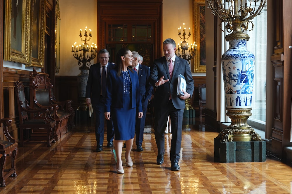 La presidenta de México, Claudia Sheinbaum, recibió al representante comercial de EE.UU., Jamieson Greer, en Palacio Nacional, en el marco de la tercera ronda de negociaciones bilaterales de la revisión conjunta del T-MEC, en Ciudad de México, el jueves 23 de julio de 2026. La presidenta de México, Claudia Sheinbaum, recibió al representante comercial de EE.UU., Jamieson Greer, en Palacio Nacional, en el marco de la tercera ronda de negociaciones bilaterales de la revisión conjunta del T-MEC, en Ciudad de México, el jueves 23 de julio de 2026.