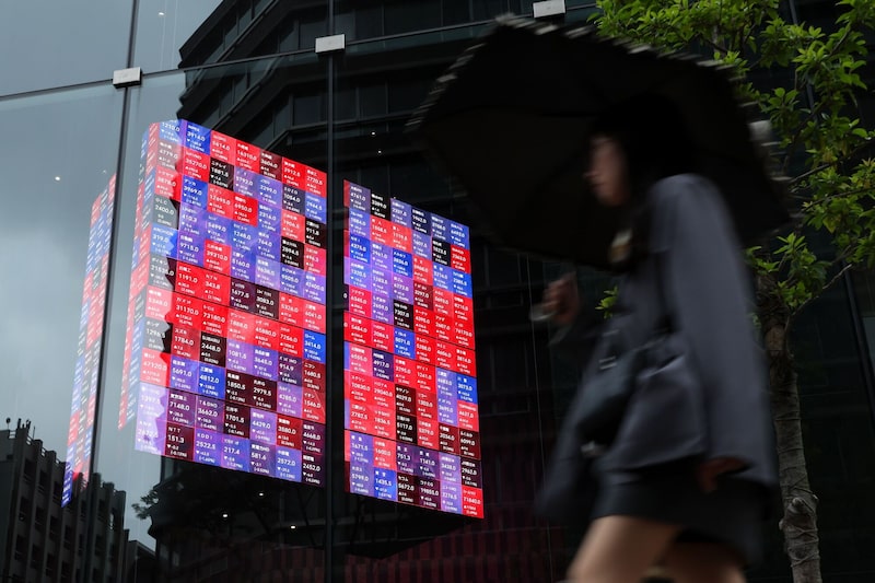 Una pantalla muestra los precios de las acciones dentro del edificio Kabuto One en Tokio. Una pantalla muestra los precios de las acciones dentro del edificio Kabuto One en Tokio.