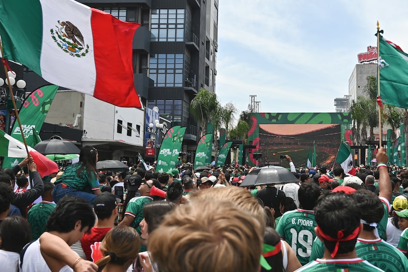 Aficionados presencian el partido inaugural durante una fiesta para ver el Mundial de 2026 en Tijuana, México, el jueves 11 de junio de 2026. México recibe a Sudáfrica para el partido inaugural del Mundial el jueves en el histórico Estadio Azteca en la Ciudad de México. Fotógrafo: Carlos Moreno/Bloomberg Aficionados presencian el partido inaugural durante una fiesta para ver el Mundial de 2026 en Tijuana, México, el jueves 11 de junio de 2026. México recibe a Sudáfrica para el partido inaugural del Mundial el jueves en el histórico Estadio Azteca en la Ciudad de México. Fotógrafo: Carlos Moreno/Bloomberg