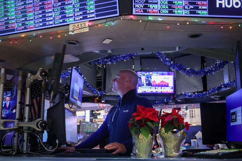 Traders At The New York Stock Exchange As S&P 500 Extends Record-Breaking $17.5 Trillion Run Traders At The New York Stock Exchange As S&P 500 Extends Record-Breaking $17.5 Trillion Run