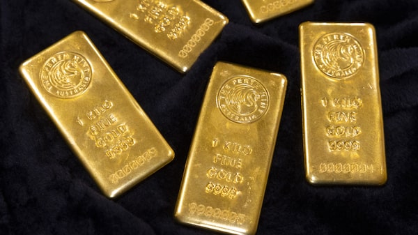 El oro y la plata caen con China cerrada por el Año Nuevo Lunar El oro y la plata caen con China cerrada por el Año Nuevo Lunar