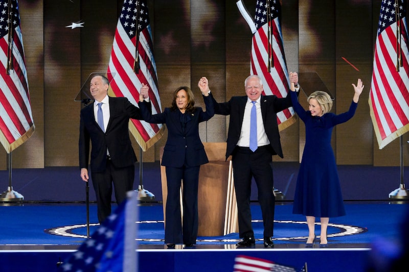 El segundo caballero estadounidense Doug Emhoff, de izquierda a derecha, la vicepresidenta estadounidense Kamala Harris, Tim Walz, gobernador de Minnesota y candidato demócrata a la vicepresidencia, y Gwen Walz, esposa de Tim Walz, durante la Convención Nacional Demócrata (DNC) en el United Center de Chicago, Illinois, EE.UU., el jueves 22 de agosto de 2024. El segundo caballero estadounidense Doug Emhoff, de izquierda a derecha, la vicepresidenta estadounidense Kamala Harris, Tim Walz, gobernador de Minnesota y candidato demócrata a la vicepresidencia, y Gwen Walz, esposa de Tim Walz, durante la Convención Nacional Demócrata (DNC) en el United Center de Chicago, Illinois, EE.UU., el jueves 22 de agosto de 2024.