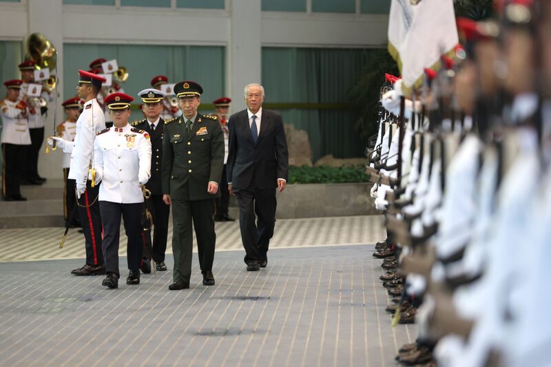 Li Shangfu inspecciona una guardia de honor en Singapur el 1 de junio. Fotógrafo: Lionel Ng/Bloomberg Li Shangfu inspecciona una guardia de honor en Singapur el 1 de junio. Fotógrafo: Lionel Ng/Bloomberg