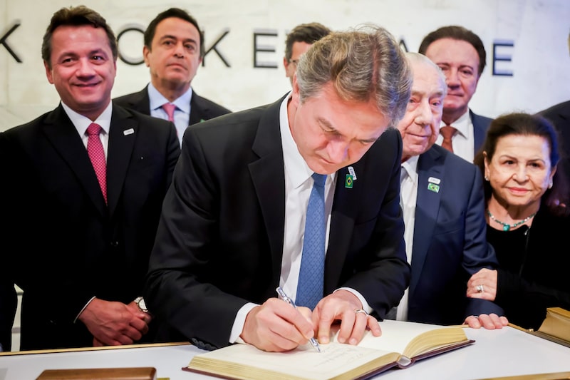 Los accionistas controladores de PicPay, Wesley Batista, a la izquierda, y Joesley Batista, firmando el libro, en el piso de la Bolsa de Valores de Nueva York. Fotógrafo: Michael Nagle/Bloomberg. Los accionistas controladores de PicPay, Wesley Batista, a la izquierda, y Joesley Batista, firmando el libro, en el piso de la Bolsa de Valores de Nueva York. Fotógrafo: Michael Nagle/Bloomberg.