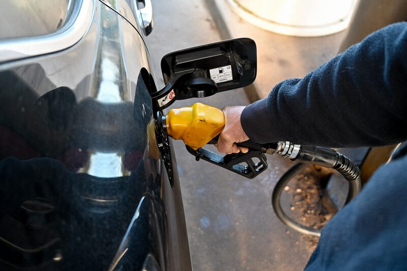 Un hombre con la boquilla de combustible llena su coche a través de la tapa abierta del depósito en una gasolinera de La Charité-sur-Loire, en Francia, el 25 de diciembre de 2025. Un hombre con la boquilla de combustible llena su coche a través de la tapa abierta del depósito en una gasolinera de La Charité-sur-Loire, en Francia, el 25 de diciembre de 2025.