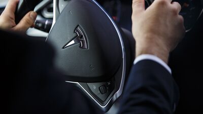 Hertz firma parceria com Uber e Carvana e foca em carros elétricos Hertz firma parceria com Uber e Carvana e foca em carros elétricos