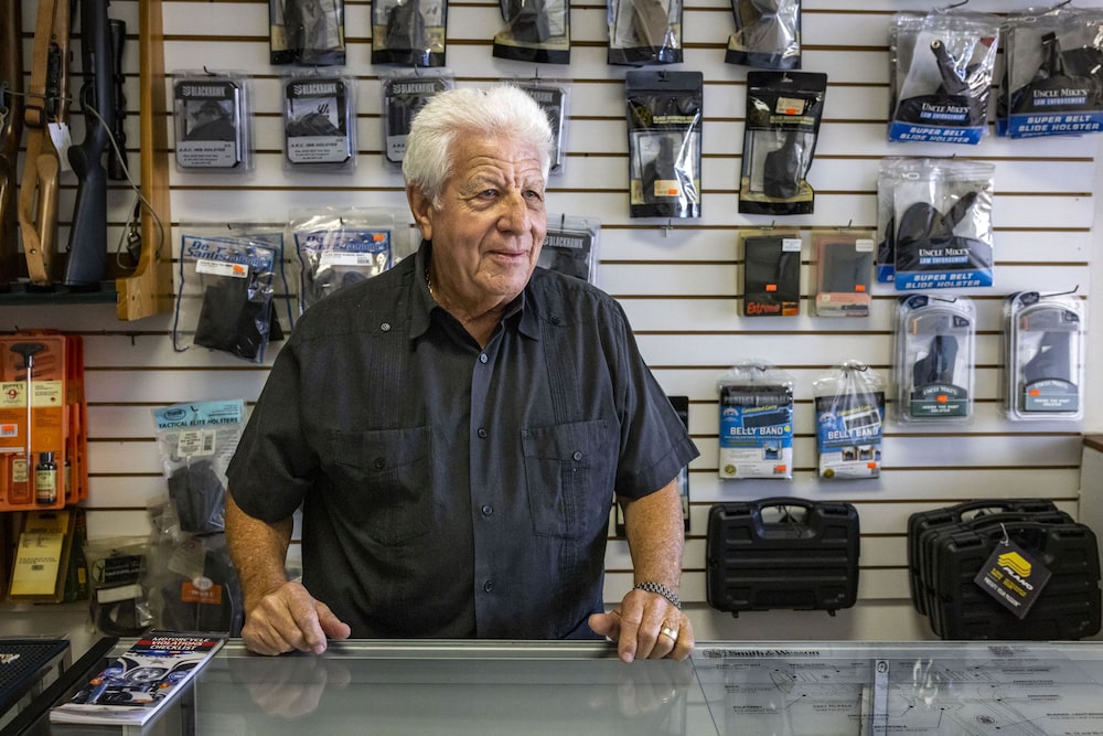 Jack Benveniste en su tienda de armas Jack Benveniste en su tienda de armas