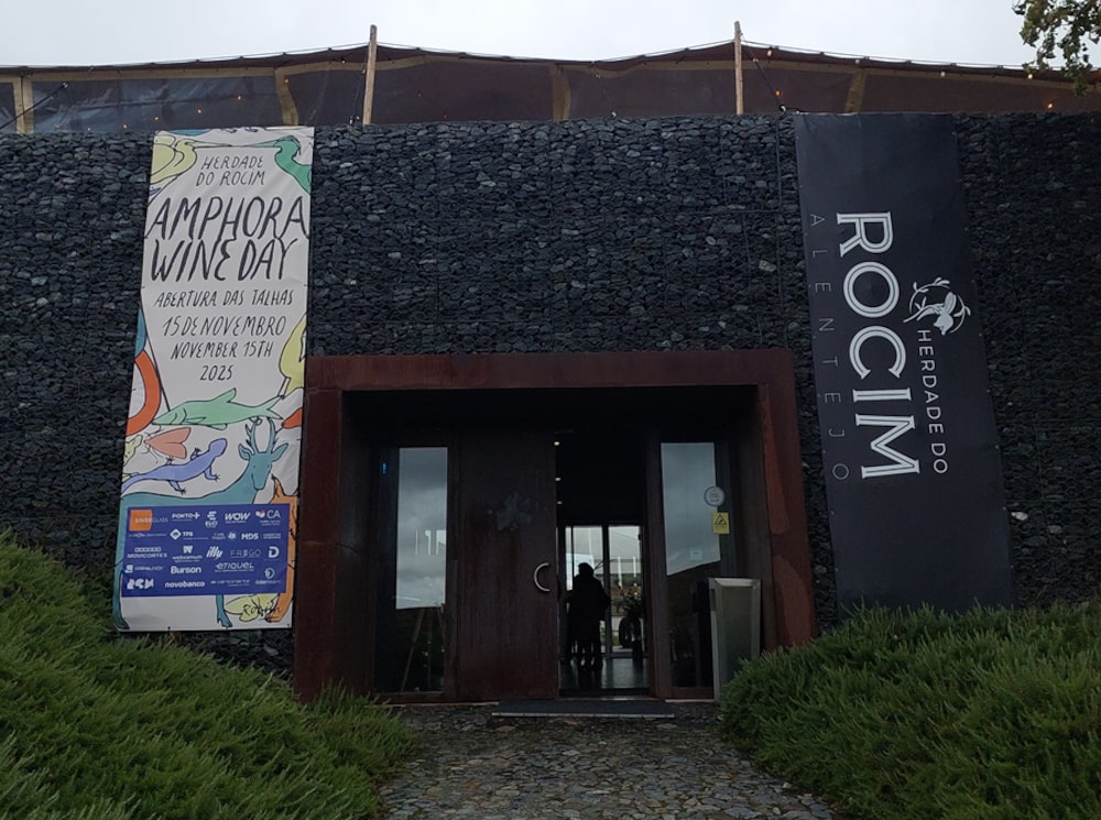 Menos carvalho, mais barro: como o Alentejo escala produção de vinhos premium com uma nova economia da Ânfora Menos carvalho, mais barro: como o Alentejo escala produção de vinhos premium com uma nova economia da Ânfora