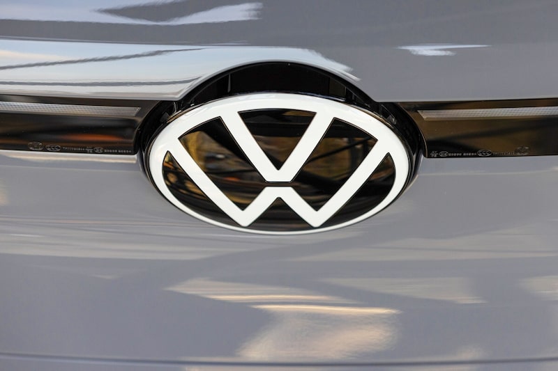 Una insignia de VW. Una insignia de VW.