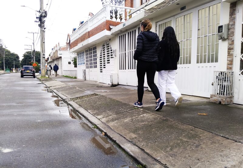 Angélica y su hija, María José, caminan en una calle del sur de Bogotá, Colombia, el domingo 27 de abril de 2025. Angélica y su hija, María José, caminan en una calle del sur de Bogotá, Colombia, el domingo 27 de abril de 2025.