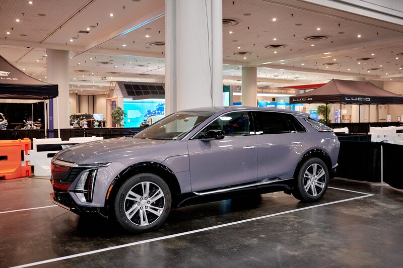 Carro visto de lado. É um SUV de lataria acinzentada Carro visto de lado. É um SUV de lataria acinzentada