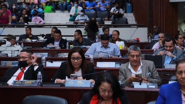 Diputados hondureños aún no aprueban presupuesto 2023 y pelean por “bono navideño” Diputados hondureños aún no aprueban presupuesto 2023 y pelean por “bono navideño”