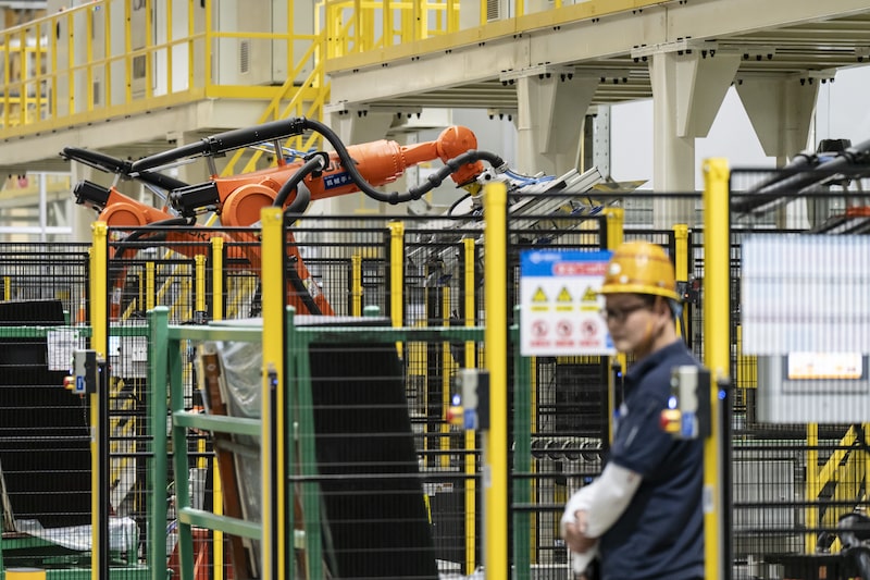 Braços robóticos operam na linha de produção da unidade fabril da Fuyao Glass Industry Group Co. em Hefei, na China Braços robóticos operam na linha de produção da unidade fabril da Fuyao Glass Industry Group Co. em Hefei, na China