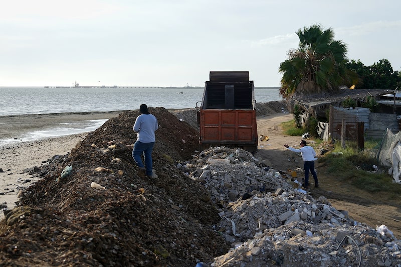 Unos trabajadores levantan una barricada para evitar que el agua entre en su localidad ante la llegada del huracán Polo a Puerto San Carlos, en el estado de Baja California Sur (México), el domingo 27 de septiembre de 2026. Unos trabajadores levantan una barricada para evitar que el agua entre en su localidad ante la llegada del huracán Polo a Puerto San Carlos, en el estado de Baja California Sur (México), el domingo 27 de septiembre de 2026.