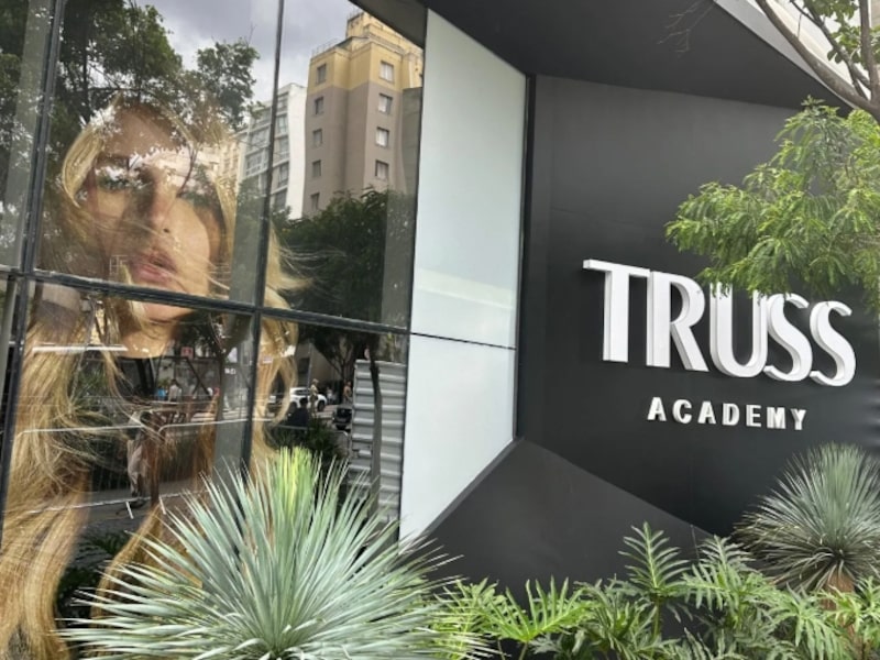 Truss Academy, espaço montado pela Truss para o treinamento de cabeleireiros na avenida Rebouças, perto dos Jardins, em São Paulo (Foto: Divulgação) Truss Academy, espaço montado pela Truss para o treinamento de cabeleireiros na avenida Rebouças, perto dos Jardins, em São Paulo (Foto: Divulgação)