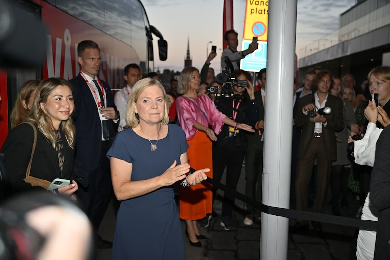 Magdalena Andersson, líder de los socialdemócratas, en el centro, llega al acto de la noche electoral del partido en Estocolmo, Suecia, el domingo 11 de septiembre de 2022. Magdalena Andersson, líder de los socialdemócratas, en el centro, llega al acto de la noche electoral del partido en Estocolmo, Suecia, el domingo 11 de septiembre de 2022.