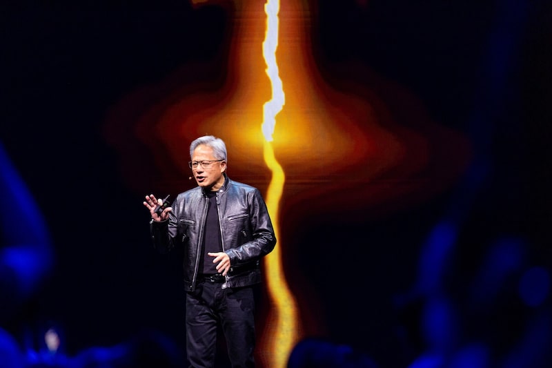 Jensen Huang, CEO de Nvidia, a puesta a desempeñar un papel importante a medida que la inteligencia artificial se traslade a computadoras y teléfonos. Jensen Huang, CEO de Nvidia, a puesta a desempeñar un papel importante a medida que la inteligencia artificial se traslade a computadoras y teléfonos.