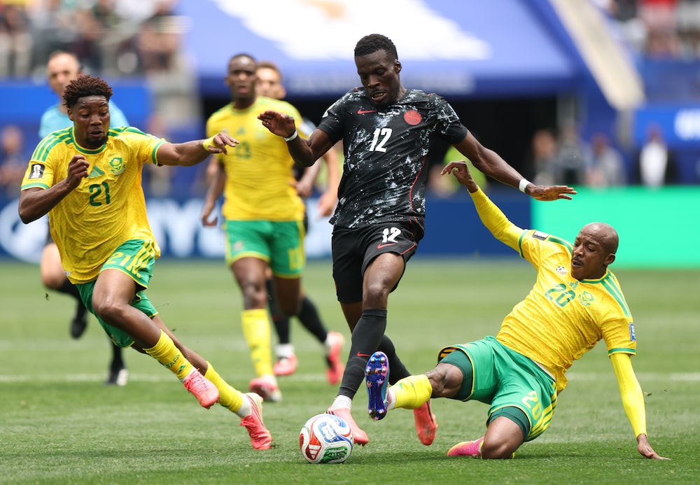 El canadiense Tani Oluwaseyi se enfrenta a Khuliso Mudau, de Sudáfrica, durante su partido de la Copa del Mundo del 28 de junio. El canadiense Tani Oluwaseyi se enfrenta a Khuliso Mudau, de Sudáfrica, durante su partido de la Copa del Mundo del 28 de junio.
