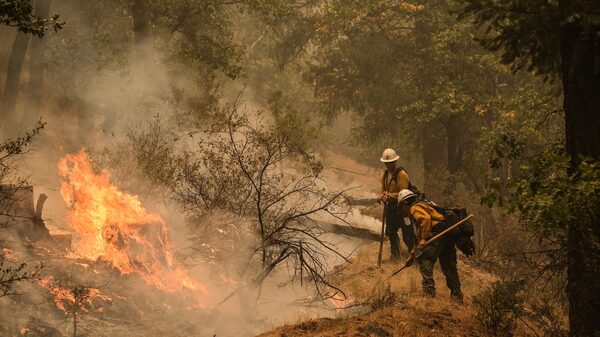 Incêndios incomuns para o mês atingem a Califórnia Incêndios incomuns para o mês atingem a Califórnia