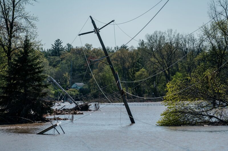 Las aguas de la inundación rodean un poste de teléfono en Michigan, EE. UU. Fotógrafo: Sean Proctor / Bloomberg Las aguas de la inundación rodean un poste de teléfono en Michigan, EE. UU. Fotógrafo: Sean Proctor / Bloomberg