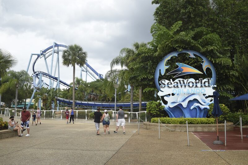 Visitantes entran en el parque de atracciones SeaWorld de Orlando, Florida, EE.UU., el jueves 11 de junio de 2020. Visitantes entran en el parque de atracciones SeaWorld de Orlando, Florida, EE.UU., el jueves 11 de junio de 2020.