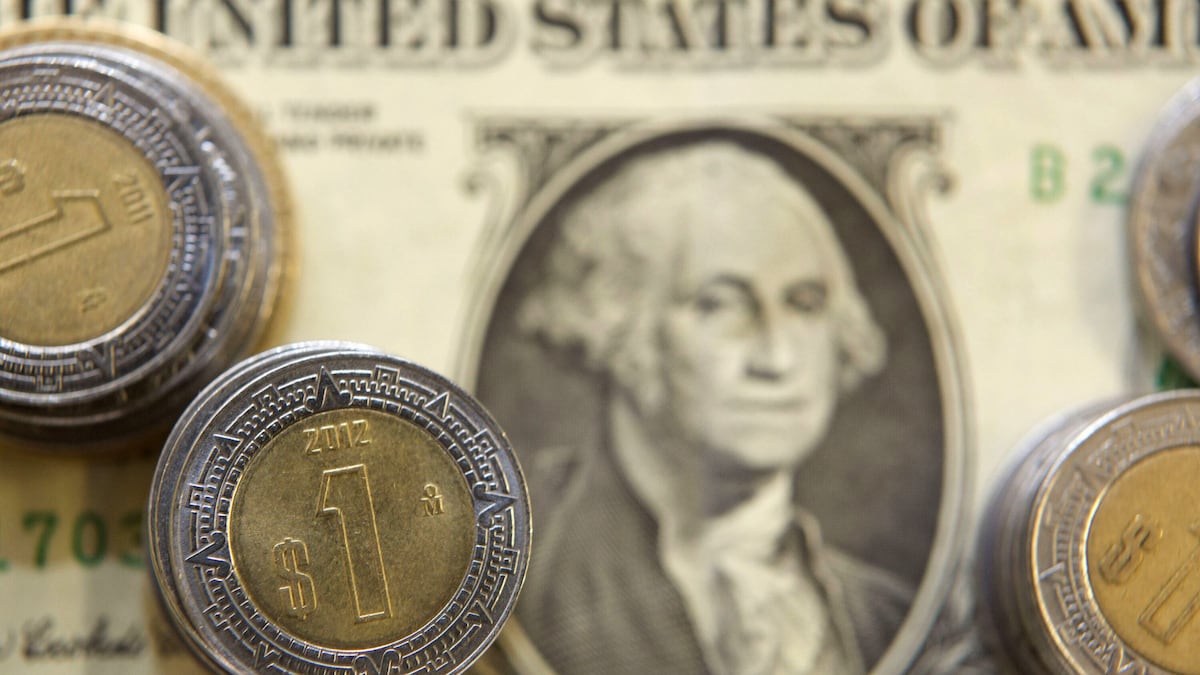 Peso mexicano inicia la semana con la mayor caída frente al dólar desde abril