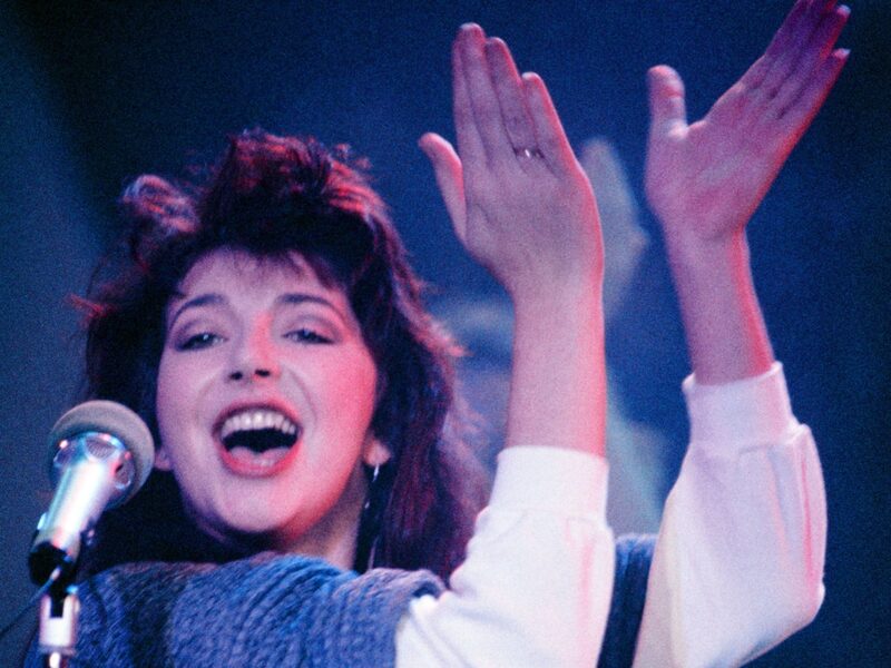 Kate Bush voltou às paradas de sucesso após sua canção 'Running Up That Hill' ser incluída na trilha sonora de Stranger Things, série da Netflix Kate Bush voltou às paradas de sucesso após sua canção 'Running Up That Hill' ser incluída na trilha sonora de Stranger Things, série da Netflix
